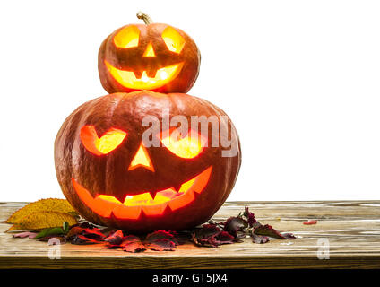 Grinsende Kürbis Laterne oder Laterne ist eines der Wahrzeichen von Halloween. Halloween-Attribut. Stockfoto