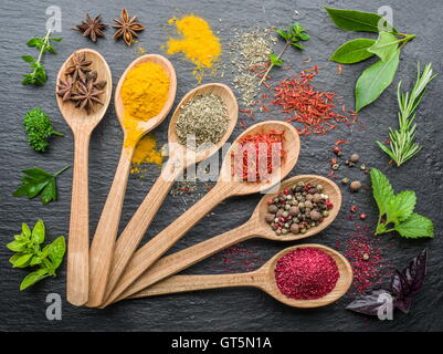 Auswahl an bunten Gewürzen in den Kochlöffel. Stockfoto