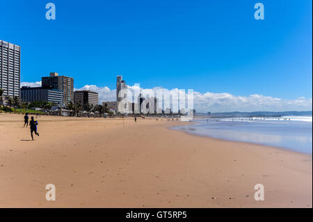 Durban ist die drittgrößte Stadt Südafrikas, die Stadt hat eine Bevölkerung von fast 3,5 Millionen. Lange Sandstrände. Stockfoto