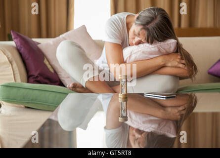 mittlere gealterte Frau eingeschlafen während der Wartezeit Stockfoto