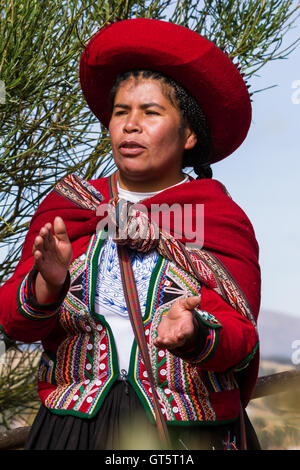 Chinchero Peru-Mai 18: Native Cusquena Frau gekleidet in bunten Trachten, die Touristen mit einem süßen Lied begrüßen und Stockfoto