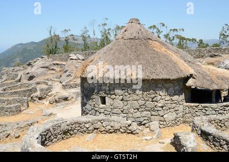 Eines der rekonstruierte Häuser in den Überresten einer keltischen Siedlung in Santa Tecla montieren in Galicien, Spanien. Stockfoto