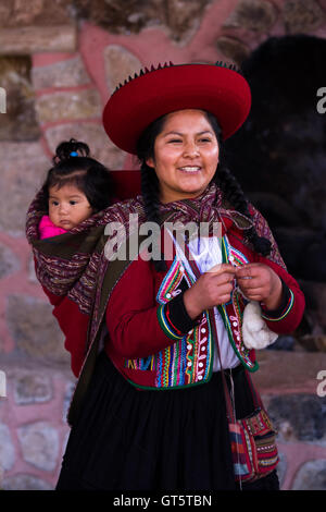 Chinchero Peru-Mai 18: Native Cusquena Frau gekleidet in bunten Trachten erklären den Vorgang des Webens mit ihr Stockfoto