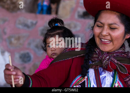 Chinchero Peru-Mai 18: Native Cusquena Frau gekleidet in bunten Trachten erklären den Vorgang des Webens mit ihr Stockfoto