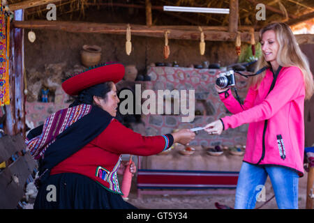 Chinchero Peru-Mai 18: Native Cusquena Frau gekleidet in bunten Trachten posieren für ein Touristen-Foto. 18. Mai 2016, Stockfoto