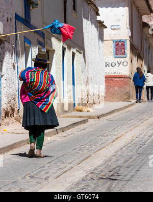 Maras Peru-Mai 18: lokale Frau mit schönen Farben gehen auf die Straßen von Maras. 18. Mai 2016, Maras Peru. Stockfoto