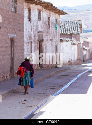 Maras Peru-Mai 18: lokale Frau mit schönen Farben gehen auf die Straßen von Maras. 18. Mai 2016, Maras Peru. Stockfoto