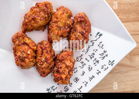 Würzige koreanischen gebratenes Huhn mit Sesam auf einem Teller Stockfoto