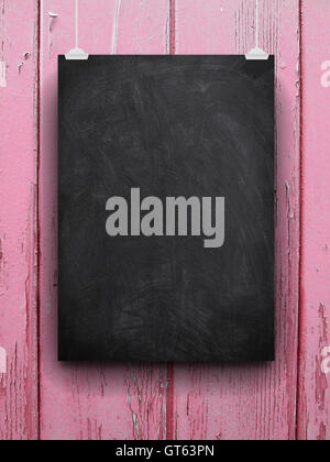 Nahaufnahme einer leeren Tafel Rahmen von Clips gegen rosa gehängt bemalte Holzbretter Hintergrund Stockfoto