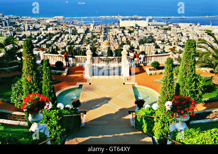 Ansicht der Bucht von Haifa von der oberen Terrasse des Bahai-Gärten. Stockfoto