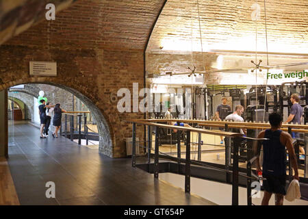 Das Innere des Nuffield-Fitness-Center befindet sich im viktorianischen Bahnbögen unter London Cannon Street Station Stockfoto