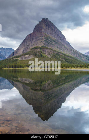 Mount Wilbur spiegelt sich in Swiftcurrent Lake am Grinnell Point in der Region viele Gletscher im Glacier-Nationalpark 24. August 2016 West Glacier, Montana. Stockfoto