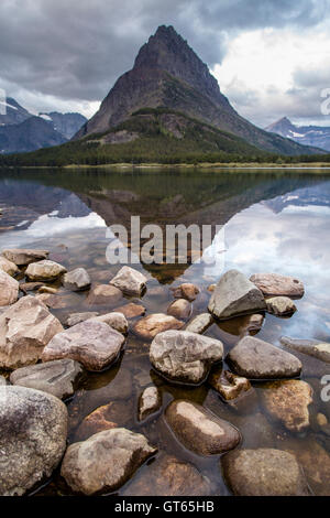 Mount Wilbur spiegelt sich in Swiftcurrent Lake Grinnell Zeitpunkt kurz vor der Morgendämmerung in der Region viele Gletscher im Glacier-Nationalpark 24. August 2016 West Glacier, Montana. Stockfoto