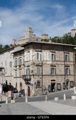 Assisi, Umbrien Italien. Blick auf die alte Festung, die von oben die Stadt beherrscht. Stockfoto