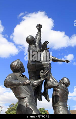 „Core Values“ (Gerald Laing, 2010, Bronze), Twickenham Stadium, Greater London, England, Großbritannien, Großbritannien, Großbritannien, Europa Stockfoto