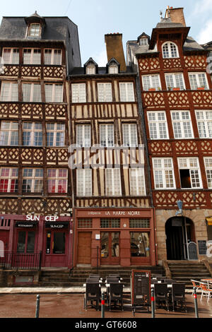 Krummen schiefen Fachwerkhäusern in der Altstadt von Rennes, Bretagne, Frankreich. Stockfoto