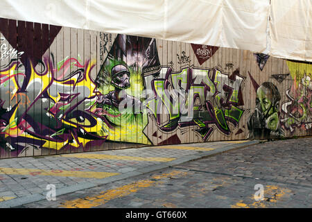 Futuristische Graffiti auf Holzbrettern in Rennes, Frankreich. Stockfoto