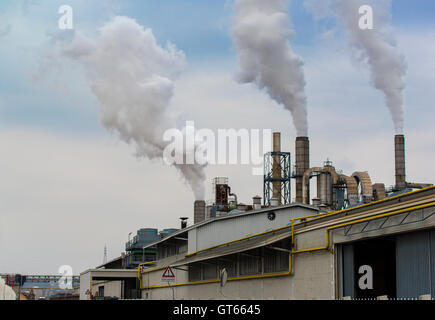 Umweltverschmutzung Rauchen Fabrik Schornstein Industrie Himmel Luft Dampf Smog Energie macht Industrieanlage globale Erwärmung chemische Stockfoto