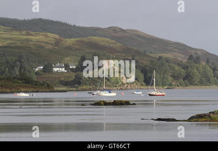 Yachten und Aros Burg in der Nähe von Salen Isle of Mull Schottland September 2016 Stockfoto