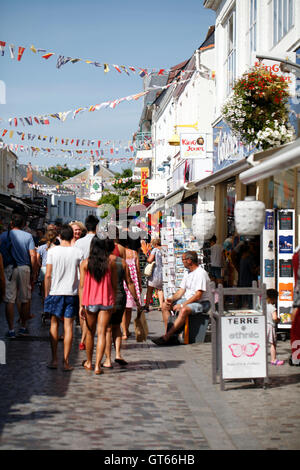 St Giles Croix de Vie, Rue du General de Gaulle, Vendee, Frankreich. Shoops einkaufen. Stockfoto