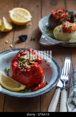 Paprika gefüllt mit Fleisch, Reis und Sauce auf Teller, selektiven Fokus Stockfoto