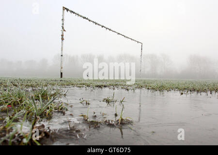 Regen, Frost und Nebel bringen über die Verschiebung des Hackney & Leyton Sonntag Ligaspiele im Süden Marsh, Hackney Sümpfe, London - 01.04.15 Stockfoto