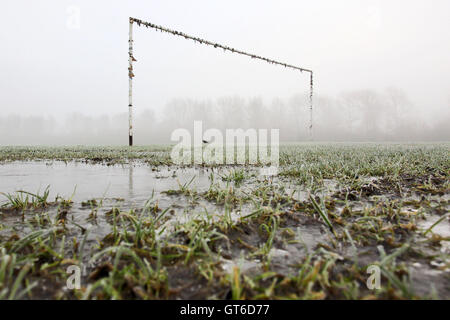 Regen, Frost und Nebel bringen über die Verschiebung des Hackney & Leyton Sonntag Ligaspiele im Süden Marsh, Hackney Sümpfe, London - 01.04.15 Stockfoto