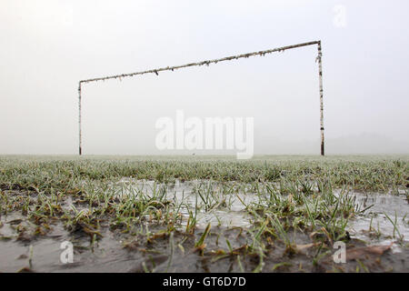 Regen, Frost und Nebel bringen über die Verschiebung des Hackney & Leyton Sonntag Ligaspiele im Süden Marsh, Hackney Sümpfe, London - 01.04.15 Stockfoto