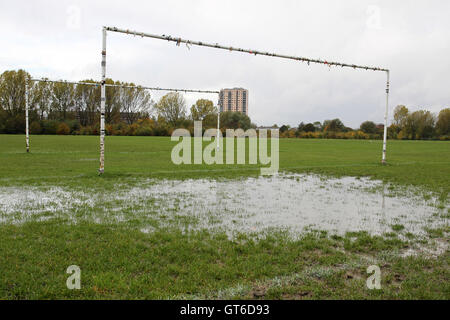 Starkregen bringt über die Verschiebung des Sonntagmorgen Fußballspiele im Süden Marsh, Hackney Sümpfe, London - 11.04.12 Stockfoto