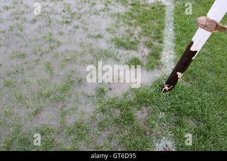 Starkregen bringt über die Verschiebung des Sonntagmorgen Fußballspiele im Süden Marsh, Hackney Sümpfe, London - 11.04.12 Stockfoto