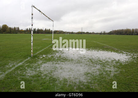 Starkregen bringt über die Verschiebung des Sonntagmorgen Fußballspiele im Süden Marsh, Hackney Sümpfe, London - 11.04.12 Stockfoto