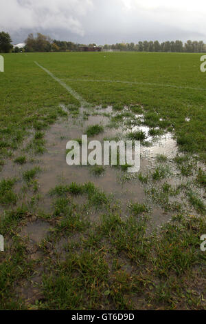 Starkregen bringt über die Verschiebung des Sonntagmorgen Fußballspiele im Süden Marsh, Hackney Sümpfe, London - 11.04.12 Stockfoto