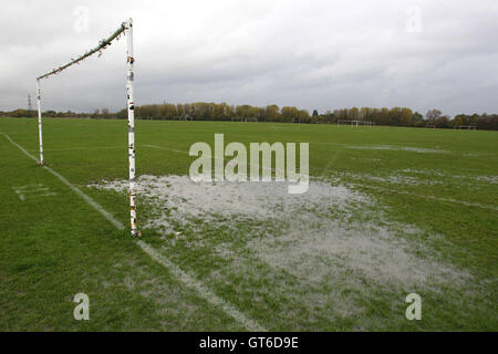 Starkregen bringt über die Verschiebung des Sonntagmorgen Fußballspiele im Süden Marsh, Hackney Sümpfe, London - 11.04.12 Stockfoto