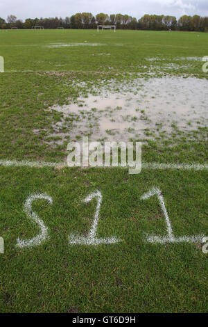 Starkregen bringt über die Verschiebung des Sonntagmorgen Fußballspiele im Süden Marsh, Hackney Sümpfe, London - 11.04.12 Stockfoto