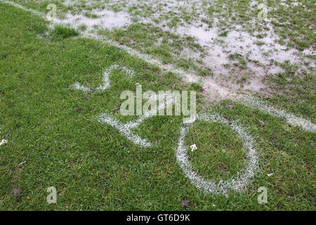 Starkregen bringt über die Verschiebung des Sonntagmorgen Fußballspiele im Süden Marsh, Hackney Sümpfe, London - 11.04.12 Stockfoto