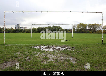 Starkregen bringt über die Verschiebung des Sonntagmorgen Fußballspiele im Süden Marsh, Hackney Sümpfe, London - 11.04.12 Stockfoto