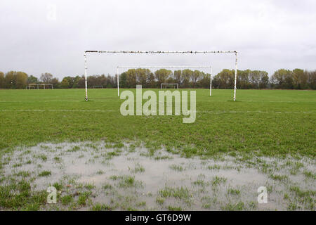 Starkregen bringt über die Verschiebung des Sonntagmorgen Fußballspiele im Süden Marsh, Hackney Sümpfe, London - 11.04.12 Stockfoto