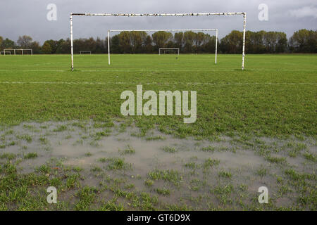 Starkregen bringt über die Verschiebung des Sonntagmorgen Fußballspiele im Süden Marsh, Hackney Sümpfe, London - 11.04.12 Stockfoto