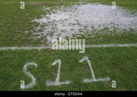 Starkregen bringt über die Verschiebung des Sonntagmorgen Fußballspiele im Süden Marsh, Hackney Sümpfe, London - 11.04.12 Stockfoto