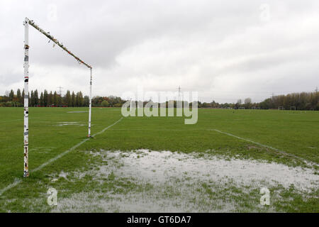 Starkregen bringt über die Verschiebung des Sonntagmorgen Fußballspiele im Süden Marsh, Hackney Sümpfe, London - 11.04.12 Stockfoto