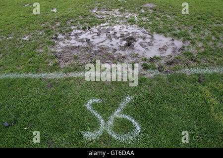 Starkregen bringt über die Verschiebung des Sonntagmorgen Fußballspiele im Süden Marsh, Hackney Sümpfe, London - 11.04.12 Stockfoto