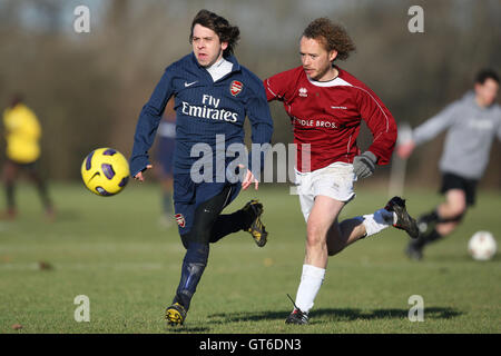 Haggerston Nomaden (braunen Hemden) Vs Kapelle Old Boys (blaue Hemden) - Hackney & Leyton Liga im Süden Marsh, Hackney Sümpfe - 01.09.11 Stockfoto