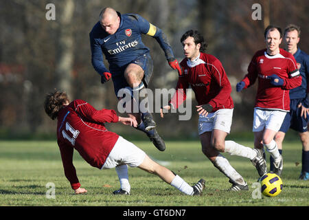 Haggerston Nomaden (braunen Hemden) Vs Kapelle Old Boys (blaue Hemden) - Hackney & Leyton Liga im Süden Marsh, Hackney Sümpfe - 01.09.11 Stockfoto