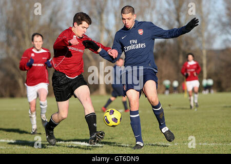 Haggerston Nomaden (braunen Hemden) Vs Kapelle Old Boys (blaue Hemden) - Hackney & Leyton Liga im Süden Marsh, Hackney Sümpfe - 01.09.11 Stockfoto