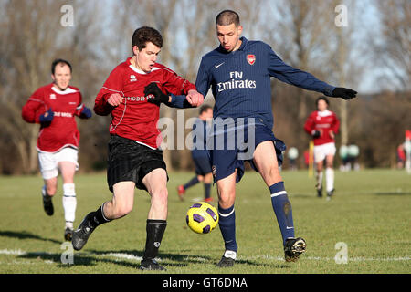 Haggerston Nomaden (braunen Hemden) Vs Kapelle Old Boys (blaue Hemden) - Hackney & Leyton Liga im Süden Marsh, Hackney Sümpfe - 01.09.11 Stockfoto