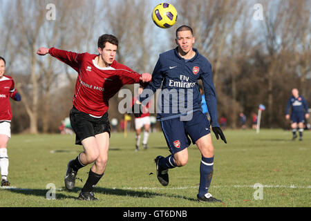 Haggerston Nomaden (braunen Hemden) Vs Kapelle Old Boys (blaue Hemden) - Hackney & Leyton Liga im Süden Marsh, Hackney Sümpfe - 01.09.11 Stockfoto