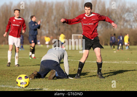 Haggerston Nomaden (braunen Hemden) Vs Kapelle Old Boys (blaue Hemden) - Hackney & Leyton Liga im Süden Marsh, Hackney Sümpfe - 01.09.11 Stockfoto