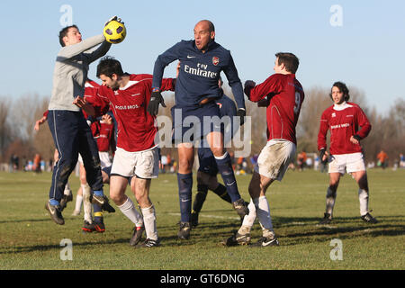 Haggerston Nomaden (braunen Hemden) Vs Kapelle Old Boys (blaue Hemden) - Hackney & Leyton Liga im Süden Marsh, Hackney Sümpfe - 01.09.11 Stockfoto