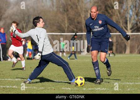 Kapelle Old Boys Tor ihren fünften - Haggerston Nomaden (braunen Hemden) Vs Kapelle Old Boys (blaue Hemden) - Hackney & Leyton Liga im Süden Marsh, Hackney Sümpfe - 01.09.11 Stockfoto