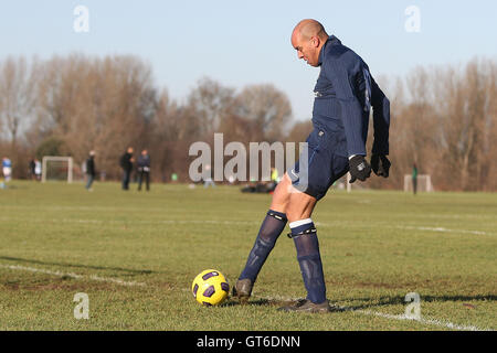 Kapelle Old Boys Tor ihren fünften - Haggerston Nomaden (braunen Hemden) Vs Kapelle Old Boys (blaue Hemden) - Hackney & Leyton Liga im Süden Marsh, Hackney Sümpfe - 01.09.11 Stockfoto